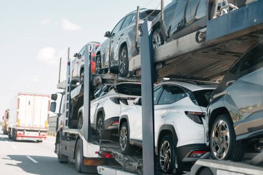 Lüks SUV otoban boyunca kamyonla taşınıyor.