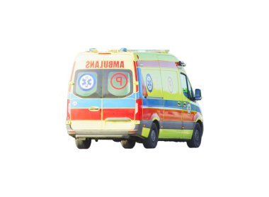 Kırsal yolda sarı ambulans sürüyor.