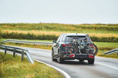 Gezide bisiklet taşıyan bir SUV.