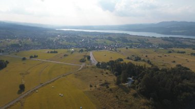 Yazın tarlaların ve dağların insansız hava aracı görüntüsü