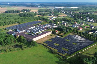 Günbatımında yenilenebilir enerji üretiyor.