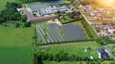 Yeşil Çimler Üzerinde Güneş Panelleri Olan Sürdürülebilir Komşuluk