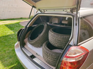 Araba lastikleriyle dolu bir bagaj.