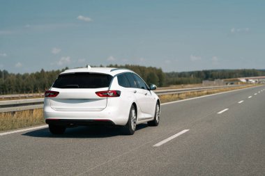 Arazi aracı temiz bir otoyolda ilerliyor.