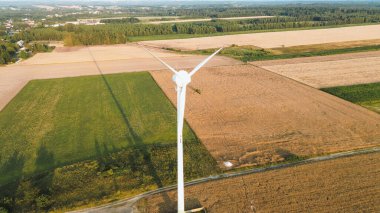 Rüzgar türbini parkı insansız hava aracı tarafından ele geçirildi.