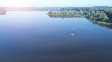 Yaz manzarasında Serene Gölü