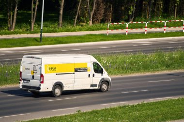 Krakow, Polonya, Avrupa 29.09.2024 yolundaki Posta Teslimat Karavanı