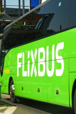 Flixbus geçiş kapısından geçiyor, 27.09.2024 Polonya, Avrupa
