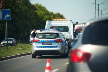Polis arabaları Krakow, Polonya, Avrupa 30.09.2024 yolundaki kaza mahallinde..