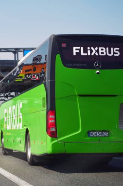 Yeşil Flixbus geçiş kapısı, 27.09.2024 Polonya, Avrupa