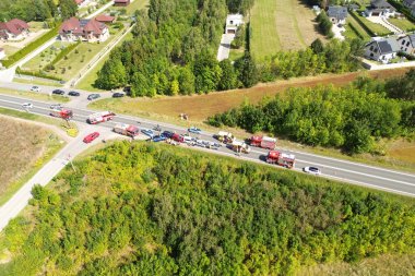 Çoklu araç kazası sahnesinin hava görüntüsü, Polonya, Avrupa 25.08.2024