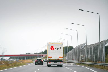 30.07.2024 Polonya, Avrupa. Otoyolda DPD logosu olan bir lojistik kamyonu var.