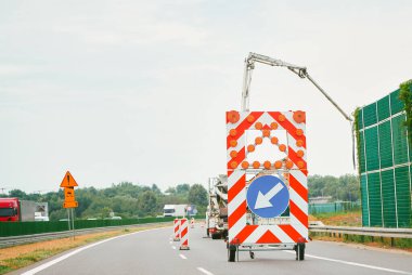 Yol işaretleri ile otoyol onarılıyor