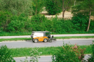 Yol temizleyicisi boş otoyolda ilerliyor
