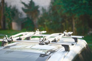 Bir arabanın çatısındaki bisiklet rafı sıcak bir günbatımı parıltısıyla bir sonbahar günü bisikletleri bekler. Özgürlük ve keşif yolculuğuna hazırım.