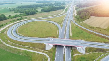 Yol kesişiminin yüksek açılı görüntüsü ve bitişik yeşil alanlar