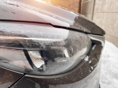 Buzlu far altında sıkışmış nem.