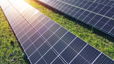 Güneş panelleri gün batımında bir enerji santralinde sürdürülebilir enerji topluyor.