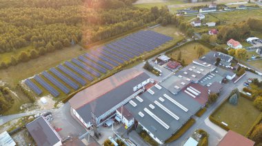 Güneş panelleri olan yenilenebilir enerji fabrikası