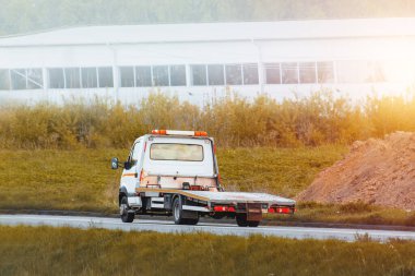 Gün batımında huzurlu bir kırsal yolda boş bir çekici.