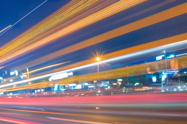 Gece şehir trafiğinin bulanık ışıkları