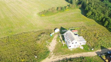 Yeşil tepelerde yeni ev inşaatı