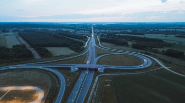 Hava kararırken otoyol kavşağının drone görüntüsü.