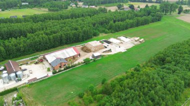 Çiftlikte depolama alanı ve saman balyaları