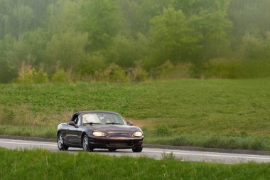 Klasik JDM Roadster 'da verimli kırsal alanlarda sürüş