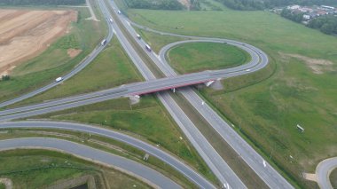 Yoğun otoyol kavşağında trafik sürüşü