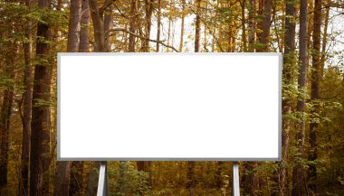 Verimli bir ormandaki uzun boş ilan panosu reklam için yer sunuyor.