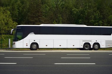 Otobüs yolun yanındaki otoparkta dinleniyor.