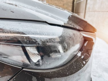 Donmuş nemli kötü far.