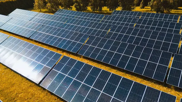 Güneş enerjisi panelleri çiftliğe yakın.