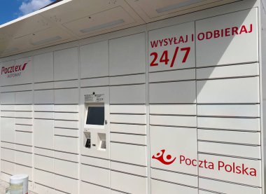 06.29.2024 Polonya, Avrupa. Pocztex beyaz açık hava parsel dolabı Mavi gökyüzünün altında