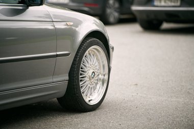 Norveç Avrupa 18.07.2024 Petrol başları için klasik BMW 90 'ların araba tekerleği detayı