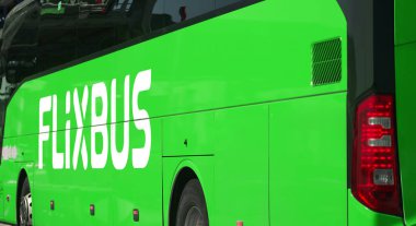 Yeşil Flixbus geçiş kapısına giriyor, 27.09.2024 Polonya, Avrupa