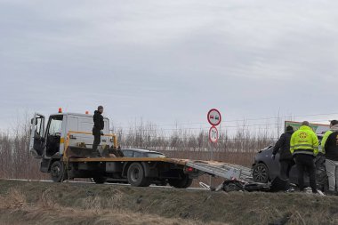 02.02.2024 Polonya, Avrupa. T-Bone araba kazası. Modern aile arabası kaza yaptı. Yolunda bozuk bir araba olan çekici. Çekici, otobana bir araba yüklüyor. Trafik kazası bölgesi.
