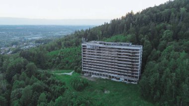 Ormanlık bölgedeki ıssız bir otel.