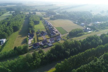 Yeşilliklerle çevrili varoş evleri