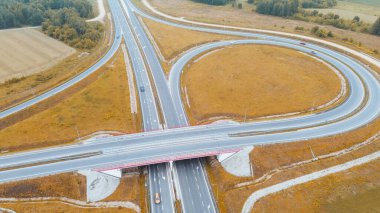 Yoğun otoyol kavşağında trafik sürüşü
