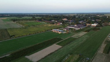 Ev ve tahıl ambarları olan kırsal alan