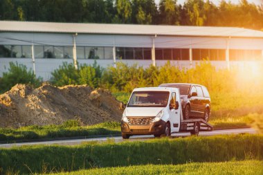Kırsal alandan geçen çekiciyle.
