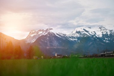 Karlı zirveleri ile doğal dağ manzarası