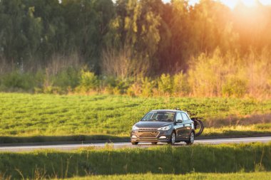 Kırsal yolda bisiklet taşıyan araba