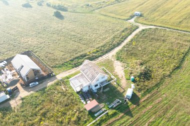 Kır evi inşaatı, dağ manzarası