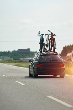 Yoğun bir otoyolda bisiklet taşıyan araba.