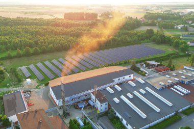 Güneş enerjisi panelleri olan sanayi bölgesi