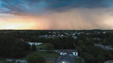 Gün batımı ve fırtına bulutları ile kırsal alan