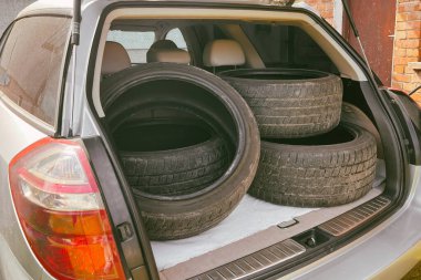 Araç bagajı araba lastiğiyle dolu.